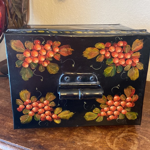 Vintage John Dunn hand signed Folk art metal box w/ handle and latch ‘95 - Picture 3 of 7